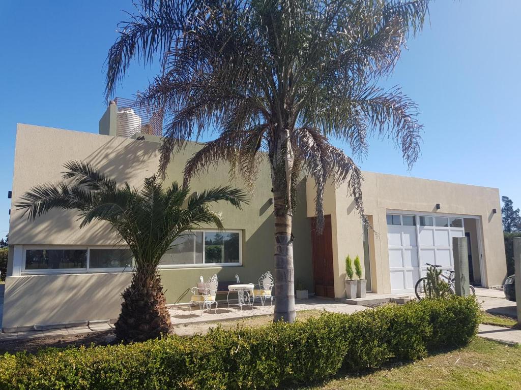 Casa en Club de Campo. Parque y Pileta. photo 1