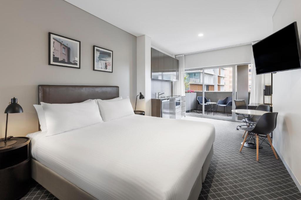 Holiday Inn & Suites Sydney Bondi Junction, an IHG Hotel photo 2