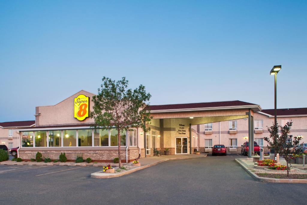 Super 8 by Wyndham Brandon MB photo 1