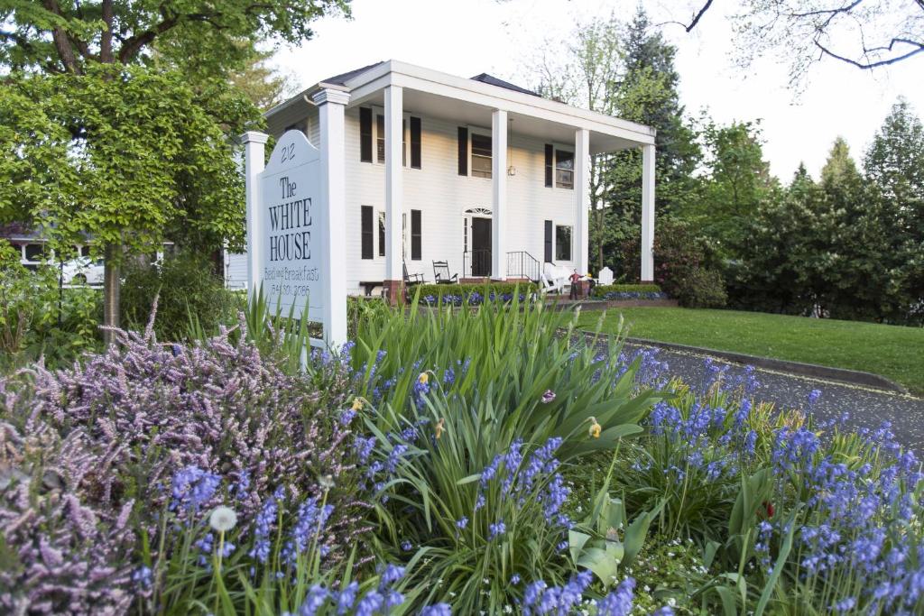 The White House Bed and Breakfast image