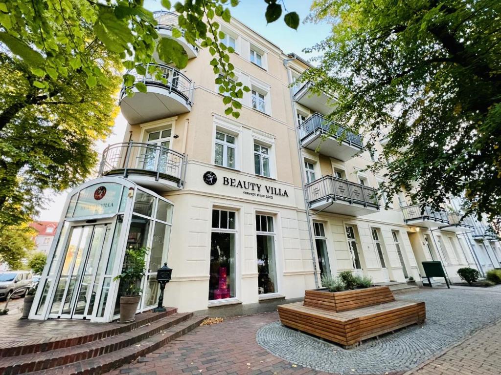 Charlotte, direkt am Kurpark