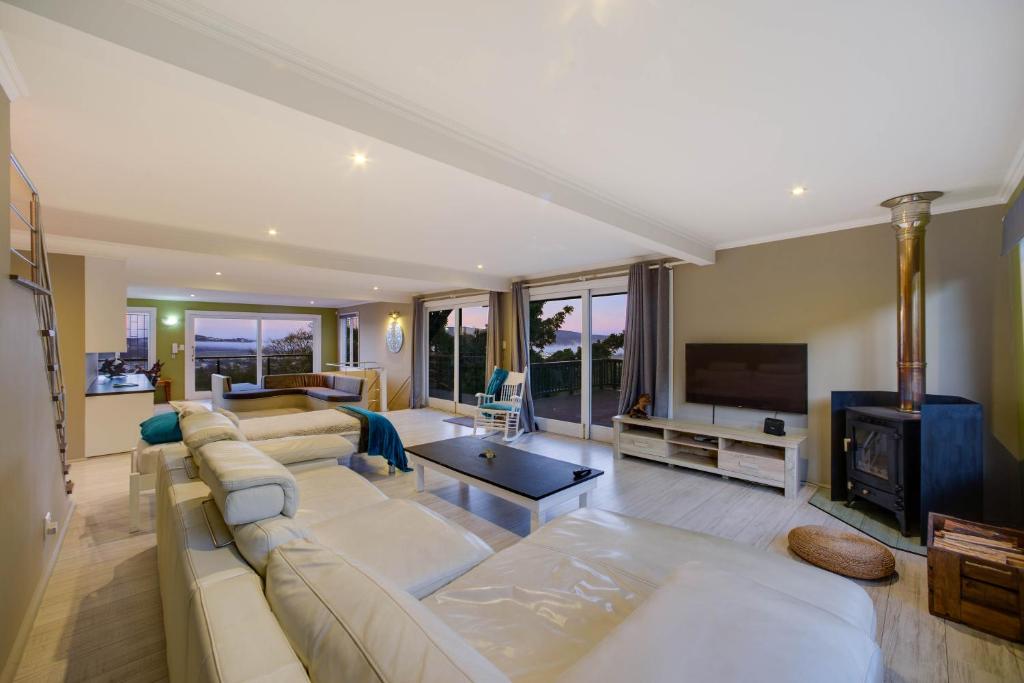 Top Decks Knysna S/C - Lovely Ocean Views! photo 3