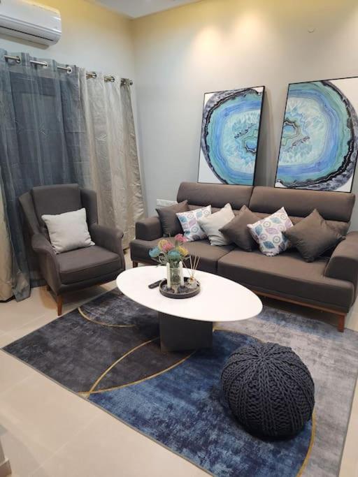 Modern 2-bedroom unit with pool and beach access photo 1