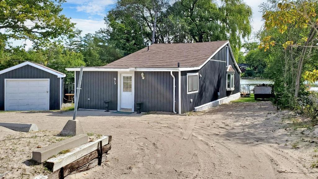 Main Beach River Retreat - Wasaga Beach 1 - Main Strip - 95 Mosley St photo 3