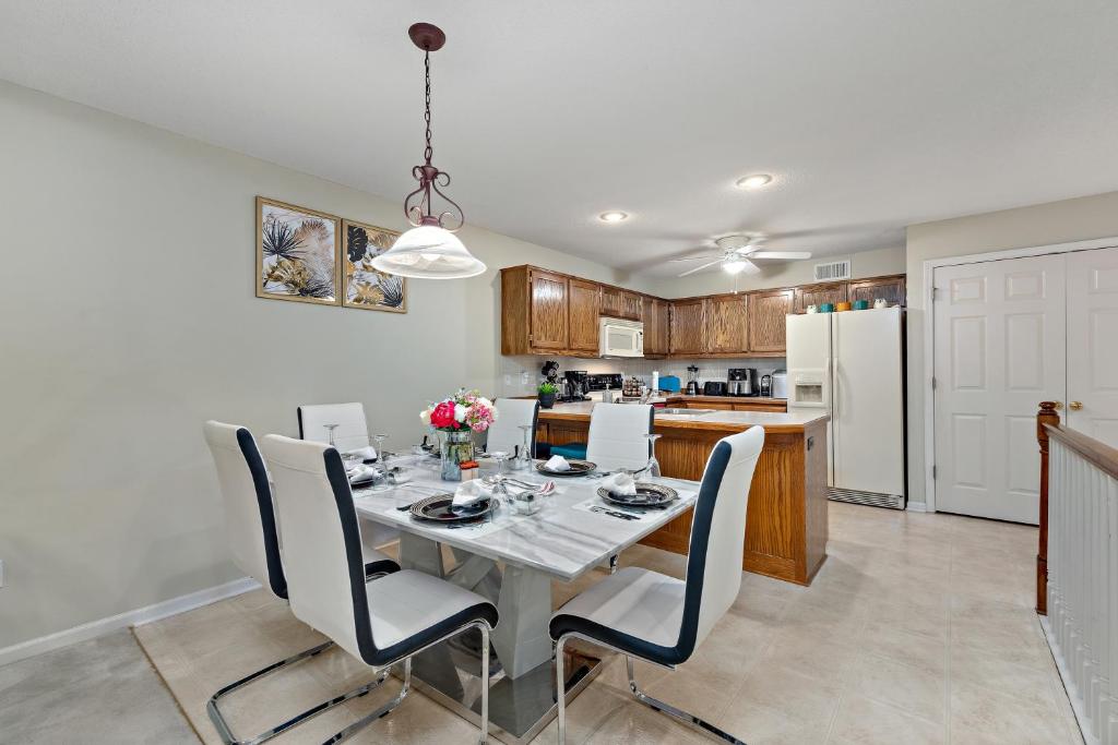 Beautiful Townhome, 11 minutes to Downtown, KCMO. photo 4