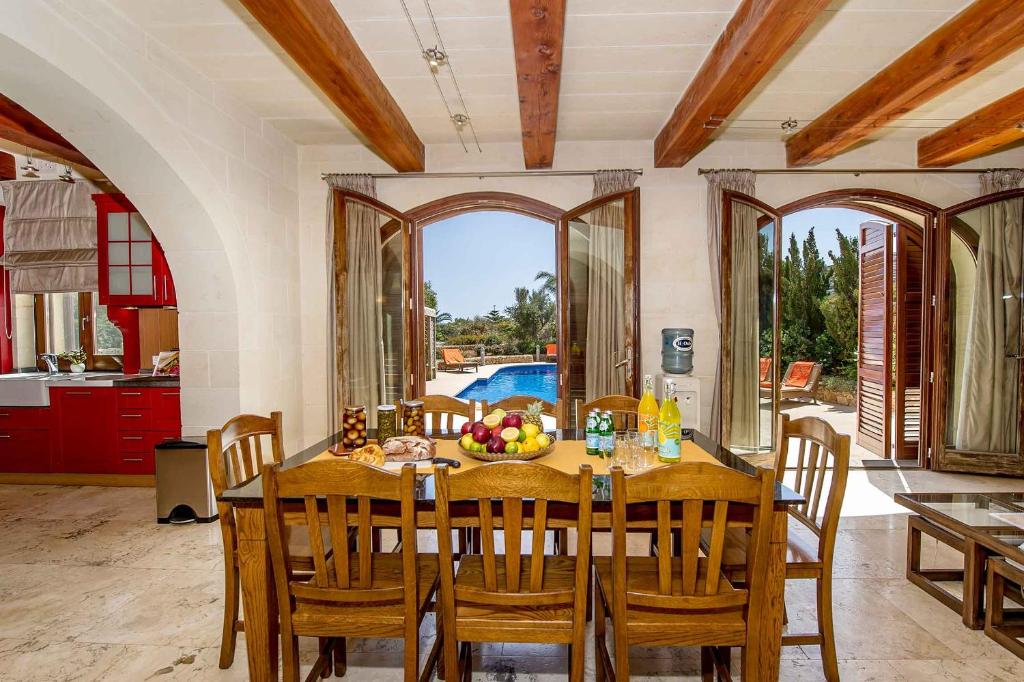 The Almonds Luxury Villa photo 2