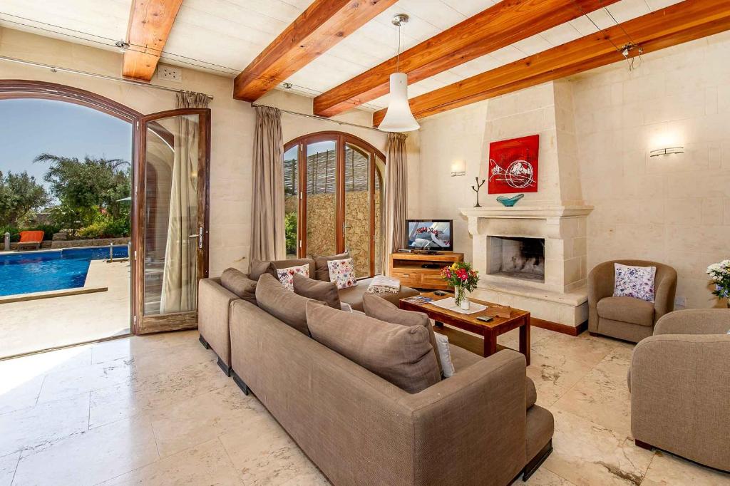 The Almonds Luxury Villa photo 4