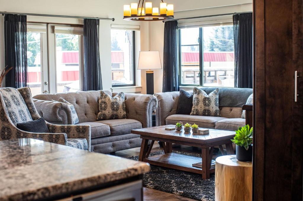 Downunder Mountain Retreat by Revelstoke Vacations photo 2