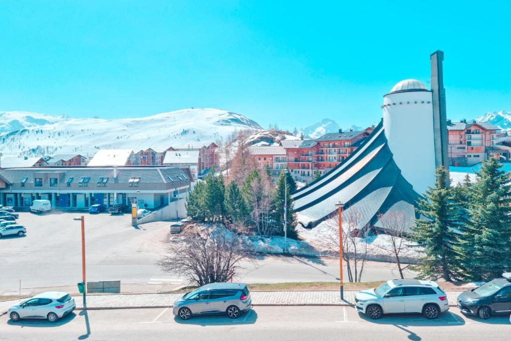 Beautiful flat in L'Alpe d'Huez heart at the foot of the slopes - Welkeys photo 2