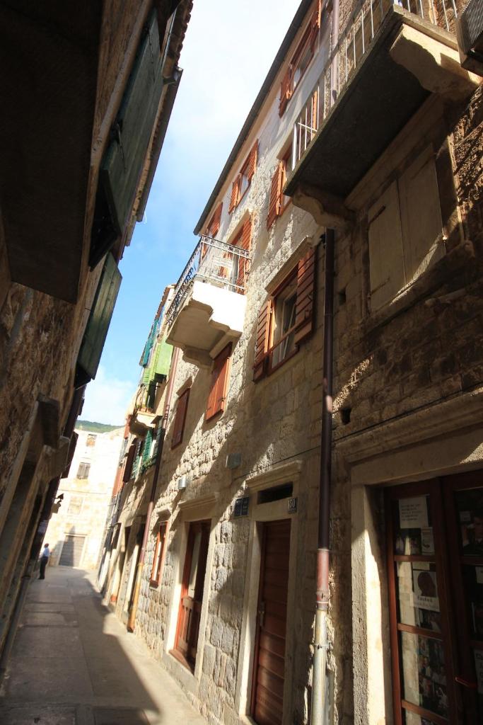 Apartments by the sea Komiza, Vis - 3035 photo 1