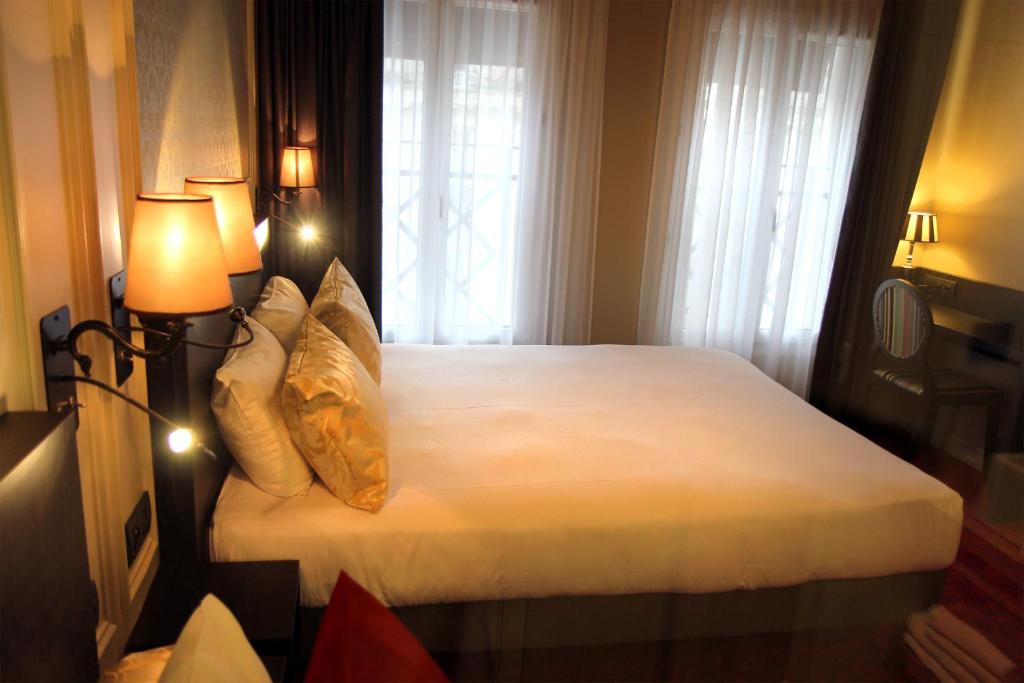 Двухместный (Улучшенный номер с кроватью размера «queen-size»), Best Western Le Montmartre – Saint Pierre