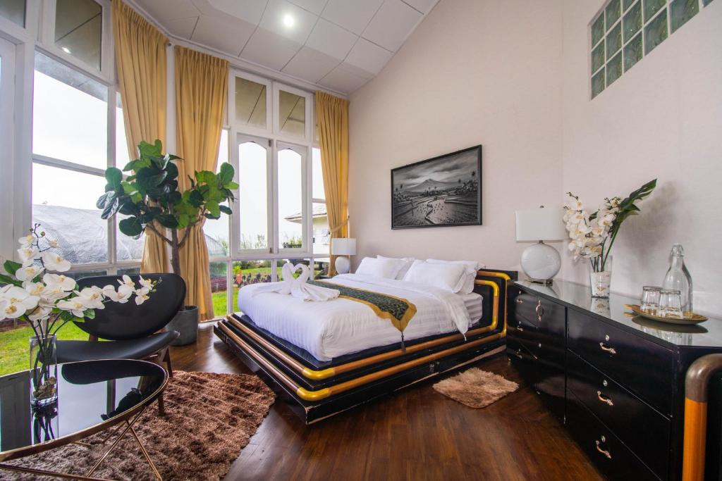 Sweeping Mountain View Retreat at La Cantane Villa photo 1