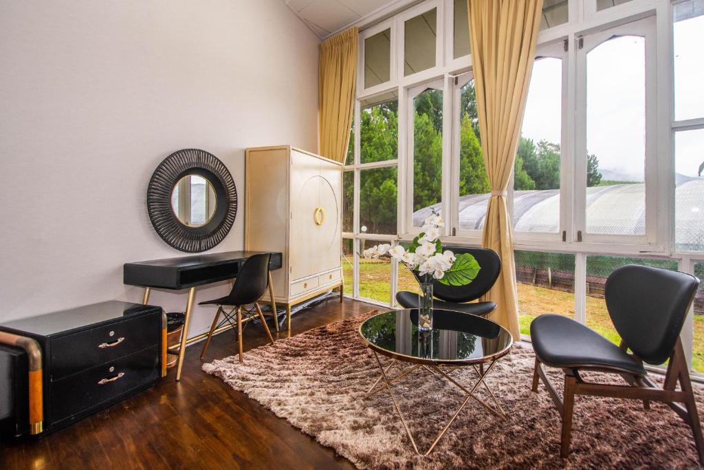 Sweeping Mountain View Retreat at La Cantane Villa photo 4