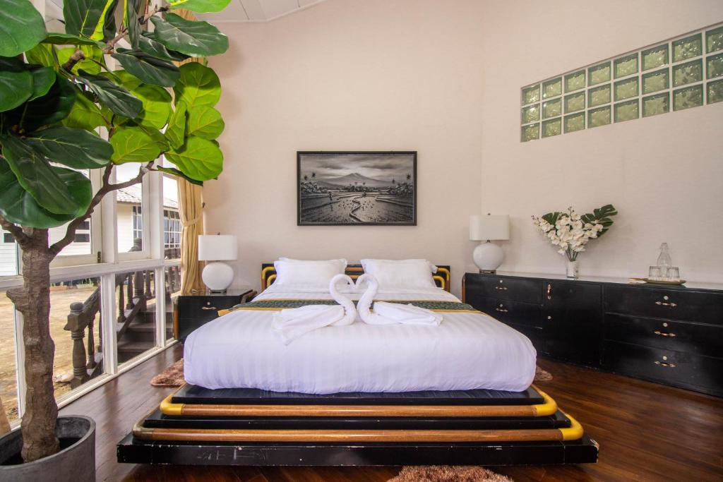 Sweeping Mountain View Retreat at La Cantane Villa photo 3