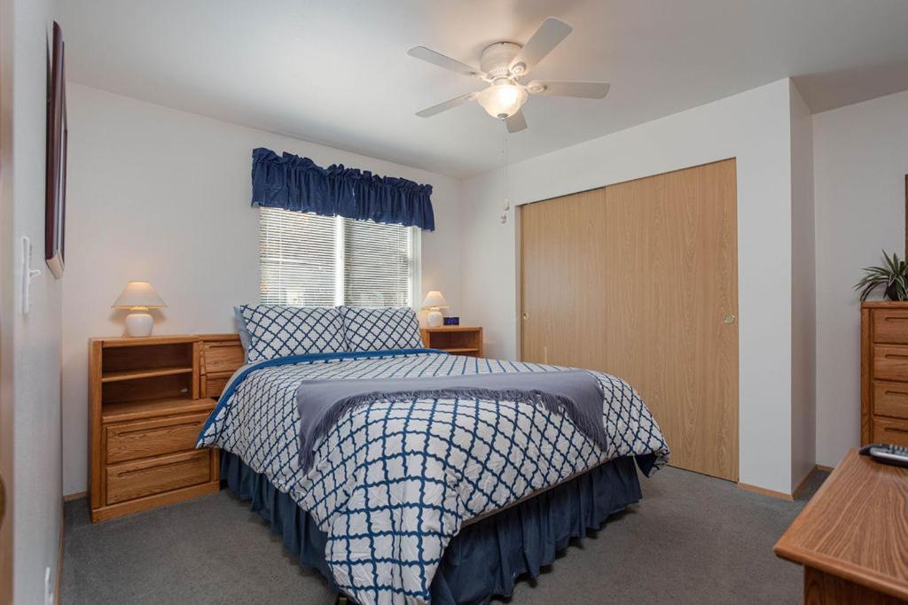 Walk to Downtown * 6 Guests * Pets * A/C! * No Stairs! photo 3