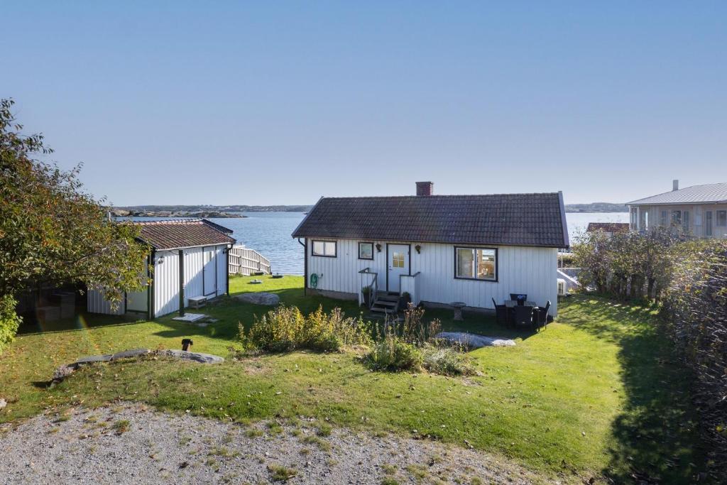 Holiday house with sea views and private beach on Tjorn photo 1