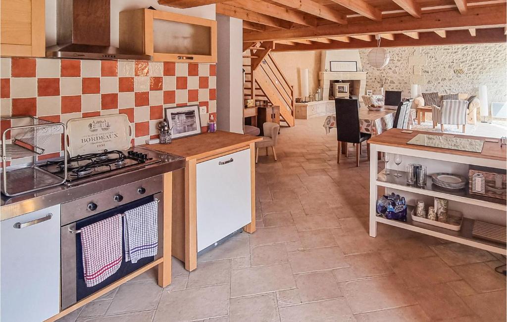 Amazing Home In Bazac With Outdoor Swimming Pool, 3 Bedrooms And Heated Swimming Pool photo 2