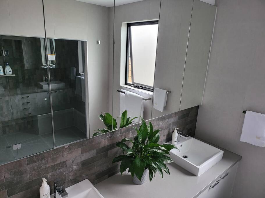 Alogara House, Modern, 6 bedrooms with hot tub and views photo 3