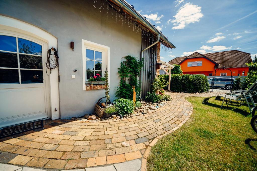 Altes Gewölbe mit Sauna und Whirlpool im Außenbereich photo 1