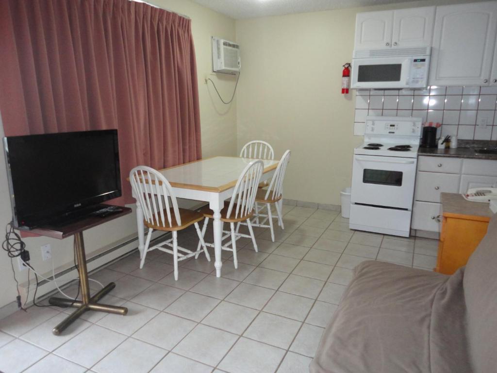 Canadas Best Value Inn & Suites-Vernon photo 3