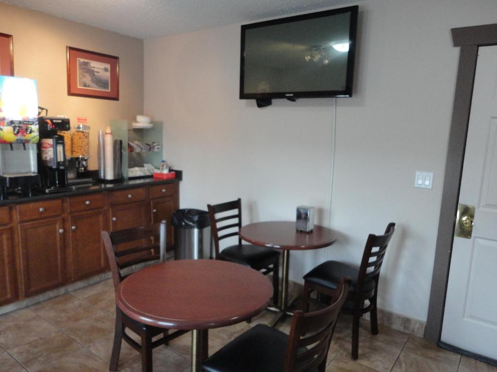 Canadas Best Value Inn & Suites-Vernon photo 2