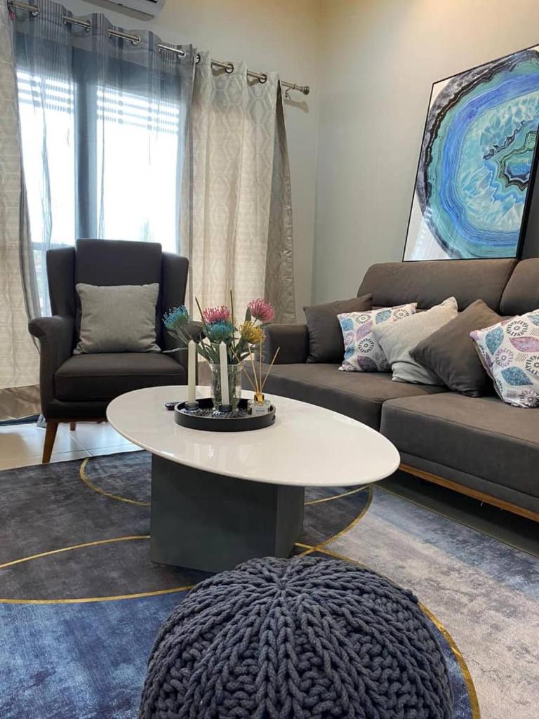 Modern 2-bedroom unit with pool and beach access photo 3