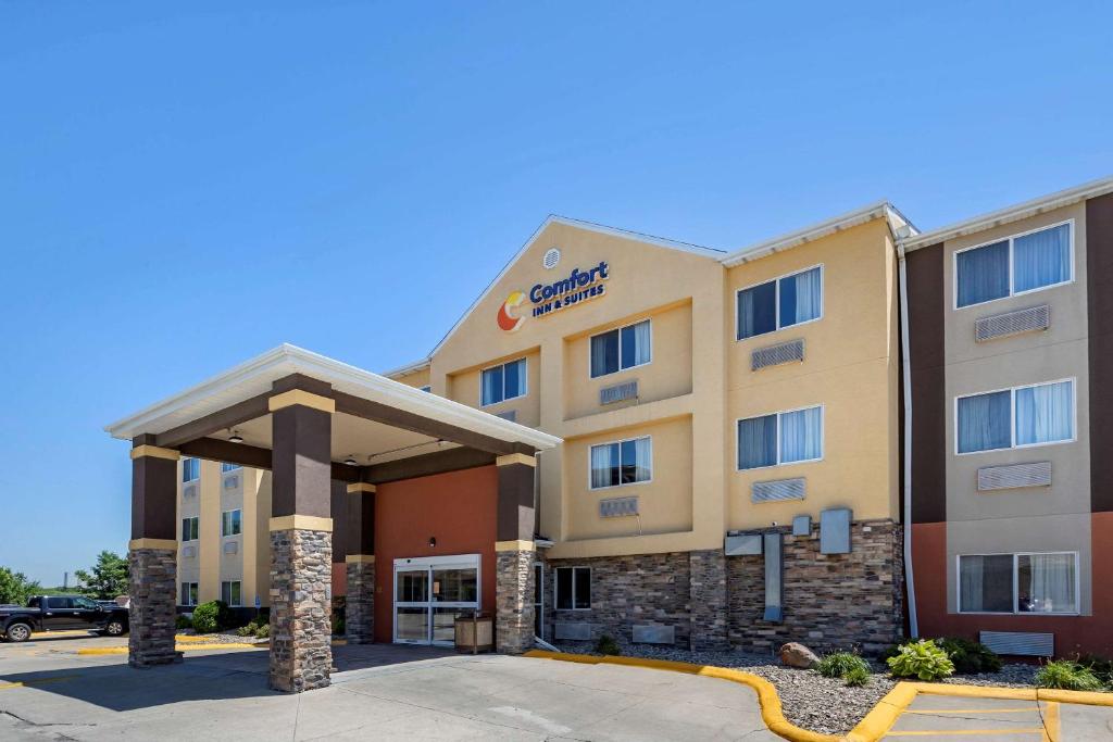 Comfort Inn & Suites Waterloo - Cedar Falls image