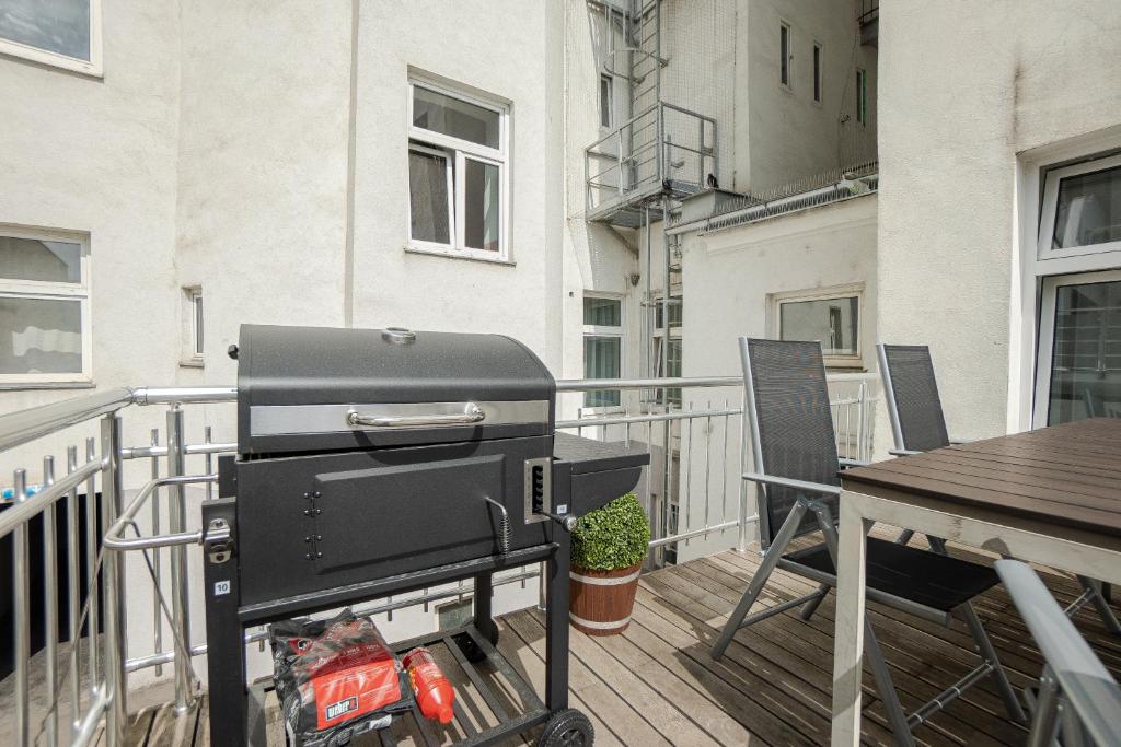 Spacious apartment with huge shared terrace and grill located between city centre and Donau river