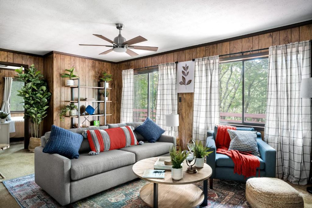 Hot Tub, Deck, Screened Porch, Fire Pit, & WiFi image