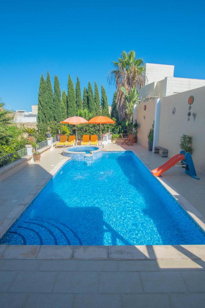 Central villa flatlet with pool - free parking and WiFi photo 3