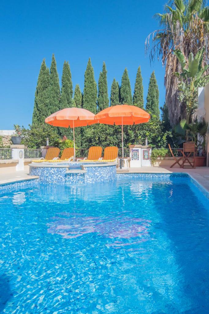 Central villa flatlet with pool - free parking and WiFi