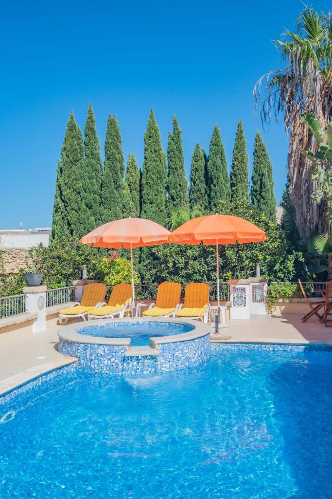 Central villa flatlet with pool - free parking and WiFi photo 4