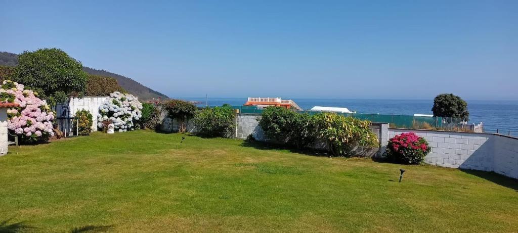 CASA EN PLAYA DE RAZO CON JARDIN Y VISTAS AL MAR photo 2