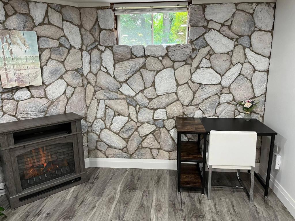 Adorable 1 Bedroom Suite With Kitchen Fireplace photo 1