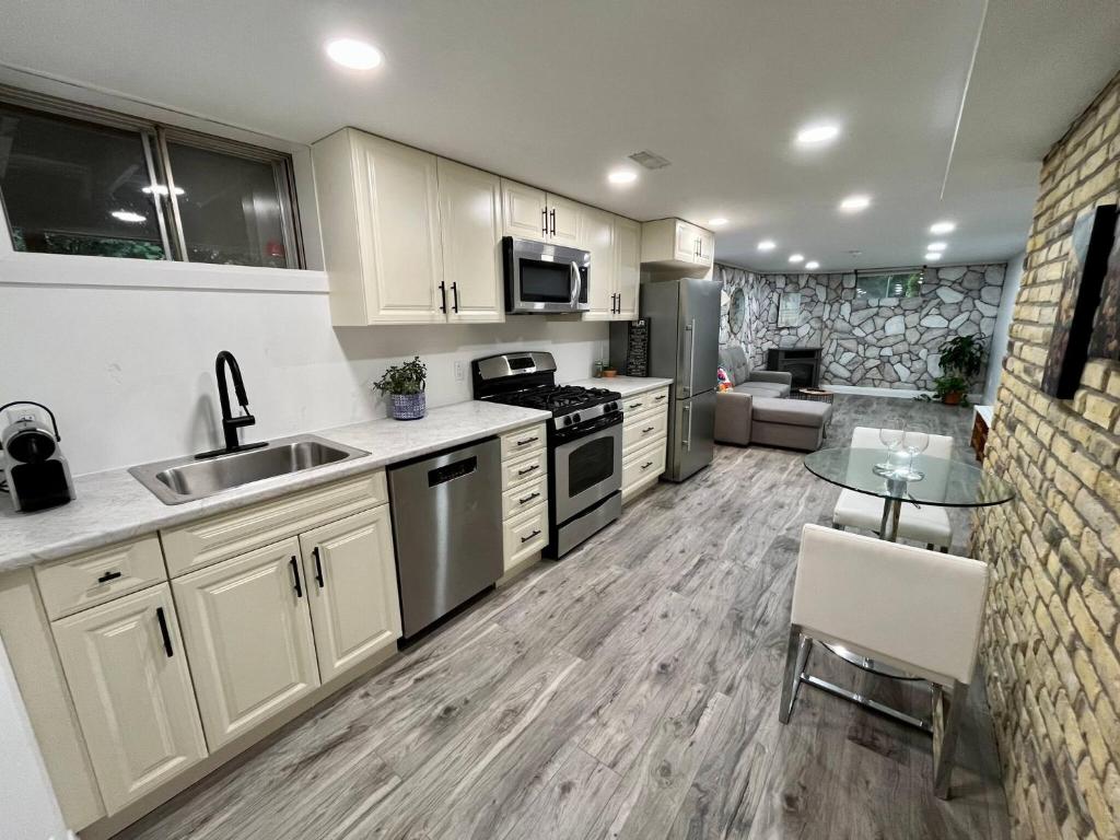 Adorable 1 Bedroom Suite With Kitchen Fireplace photo 2
