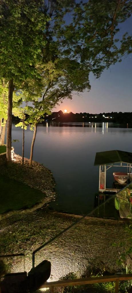 Lake Home by Nashville- Hot tub, swim, fish photo 4