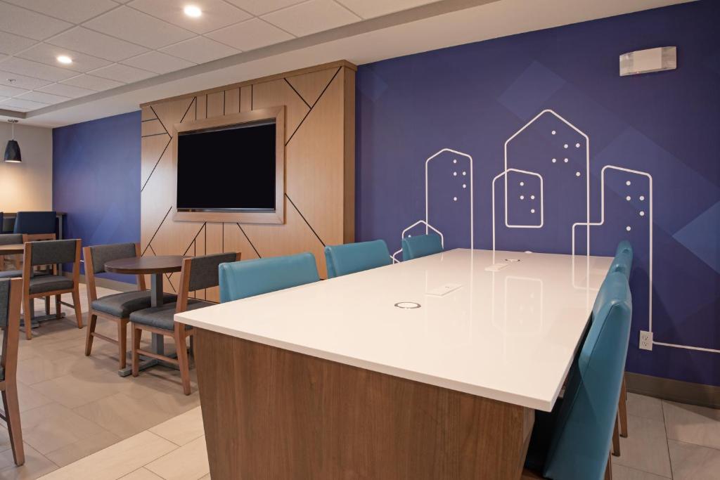 Holiday Inn Express Hotel & Suites Grand Junction, an IHG Hotel photo 3