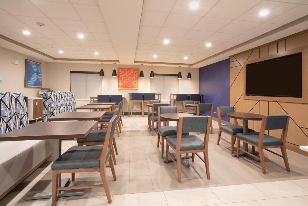 Holiday Inn Express Hotel & Suites Grand Junction, an IHG Hotel photo 4