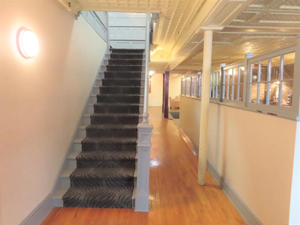 St Charles Hotel Downtown Hudson photo 2
