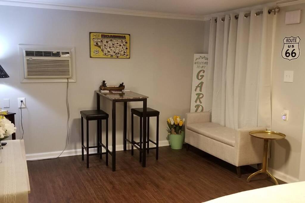 BLUE FLAMINGO'S ADORABLE GUEST HOUSE -TU-Cherry St-Expo-Downtown-11t photo 1