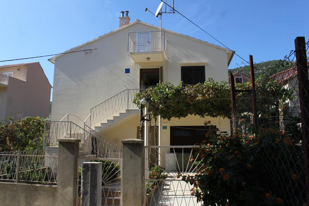 Apartments by the sea Komiza, Vis - 2440 photo 2