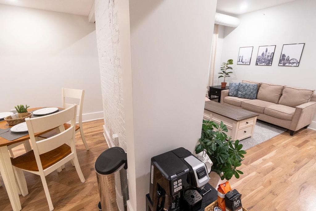 Spacious 2 bed 2 bath Downtown OTR condo minutes walk to the Reds Bengals stadium & more! photo 4