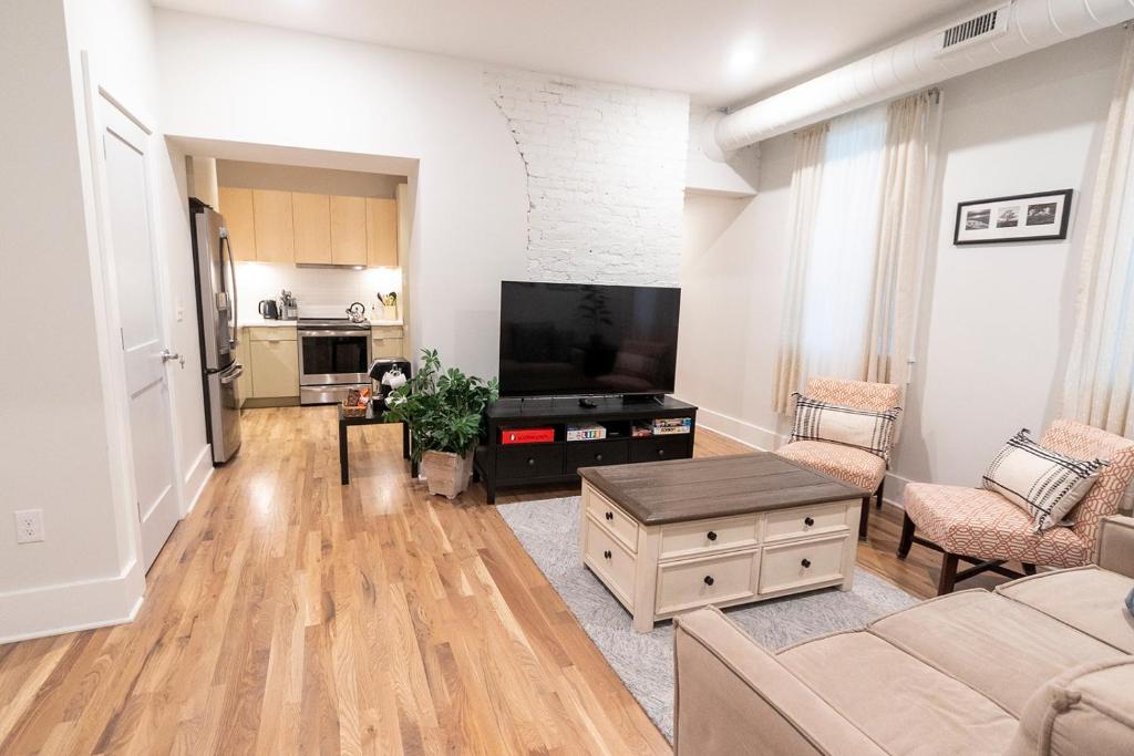 Spacious 2 bed 2 bath Downtown OTR condo minutes walk to the Reds Bengals stadium & more! photo 3