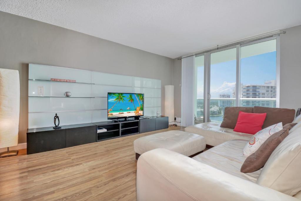 THE TIDES 1bedroom apt 15th floor WE ARE ON THE BEACH! photo 2