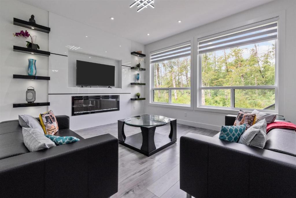 Brand New, Cheerful, Exquisite 4 BR house, fast wifi, free parking photo 1