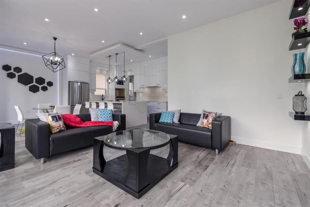 Brand New, Cheerful, Exquisite 4 BR house, fast wifi, free parking photo 4