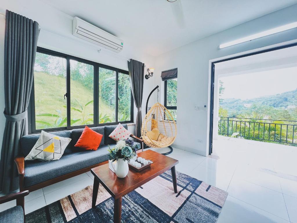 The Art - Farmstay VN - Roses Villa