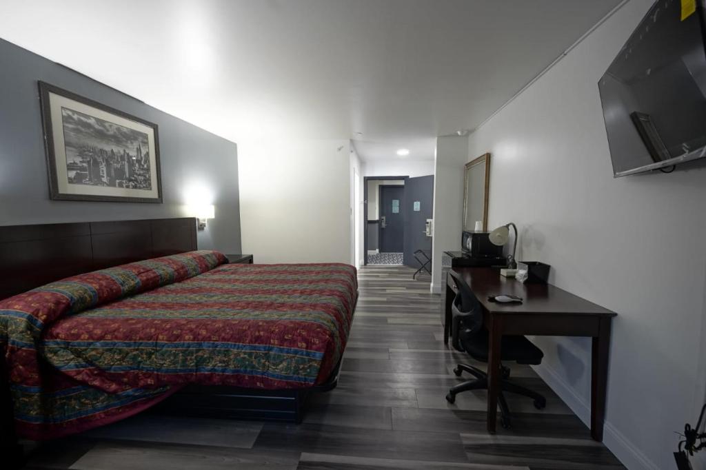 Greenwoods Inn & Suites image