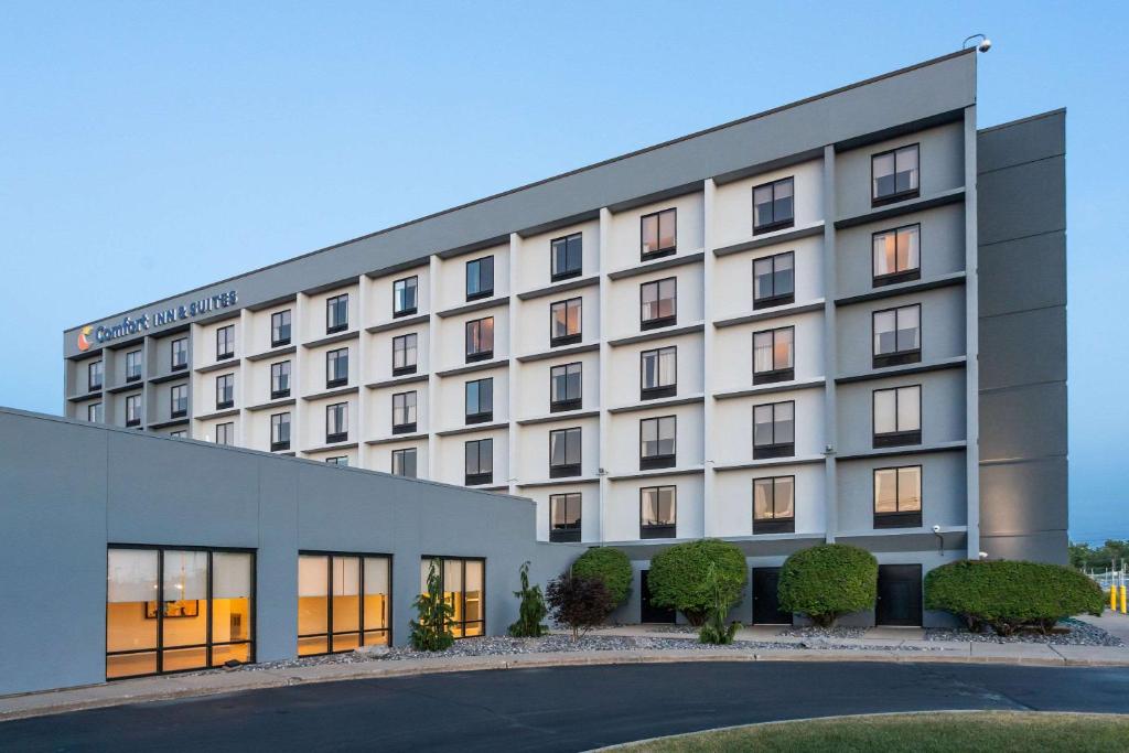 Comfort Inn & Suites Buffalo Airport image