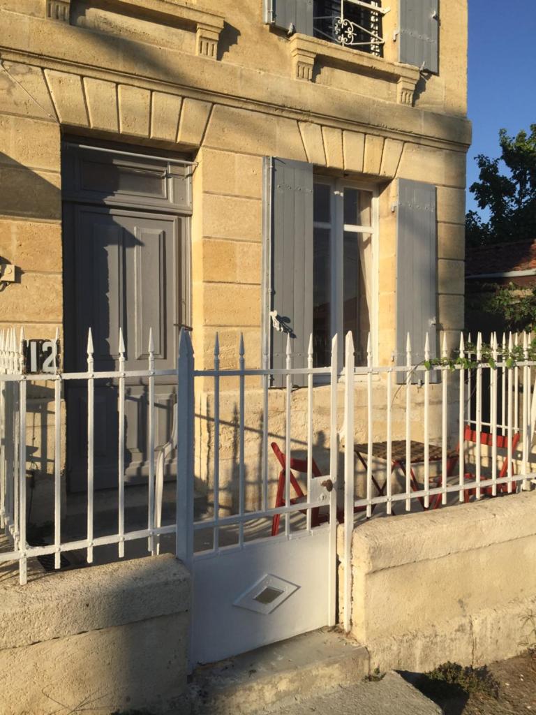 Centre ville, rue tranquille proche SNCF et commerces